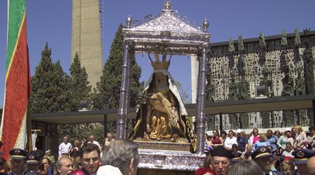 Virgen del Camino junto al Santuario
